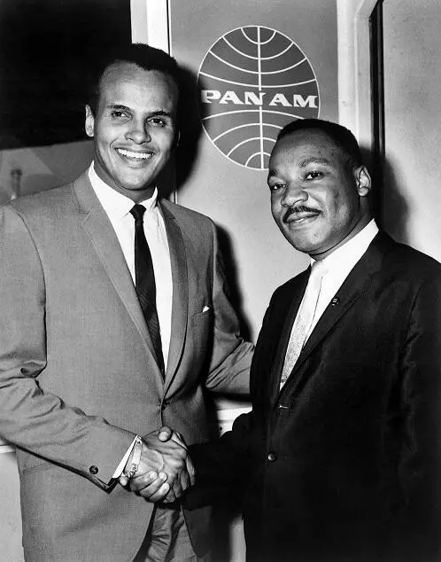Harry Belafonte y Martin Luther King, el 21 de agosto de 1964 en el Aeropuerto Internacional John F. Kennedy de Nueva York. AFP - -