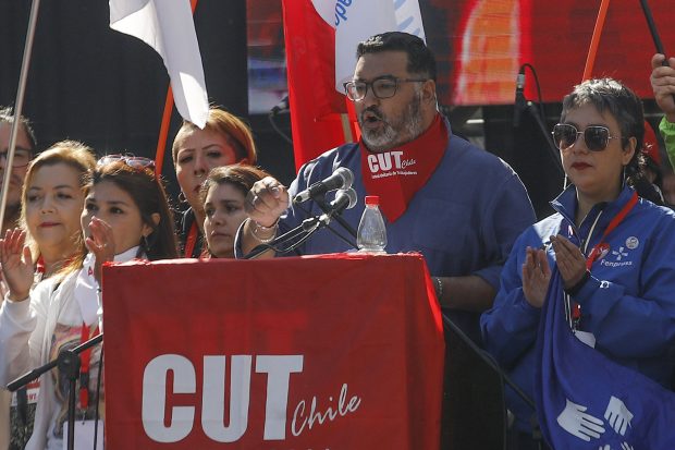 Santiago, 1 mayo 2023. Marcha por el dia internacional del trabajador. Miles de personas marchan por la Alameda. Dragomir Yankovic/Aton Chile
