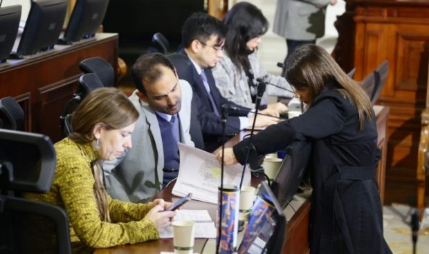 Comisionados revisan normas constitucionales. Créditos: Comunicaciones Proceso Constitucional