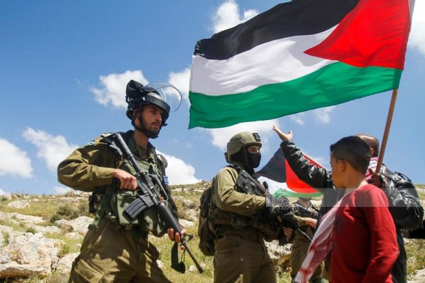 Los palestinos señalan que si bien pueden no ser detenidos durante una manifestación, el sistema Red Wolf los ingresará a una base de datos y ser aprehendidos luego para ser procesados por desórdenes. Imagen Agencia Wafa.