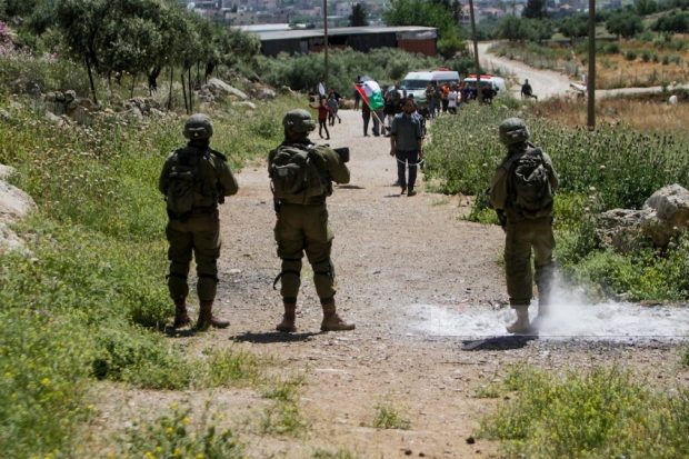 Las tropas israelíes pueden negar el ingreso de un palestino a su ciudad afirmando que no está en la base de datos. Imagen Agencia Wafa.