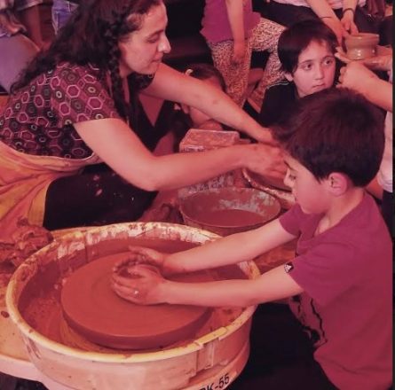 Violeta Parra en la Carpa de los Oficios en 1965.