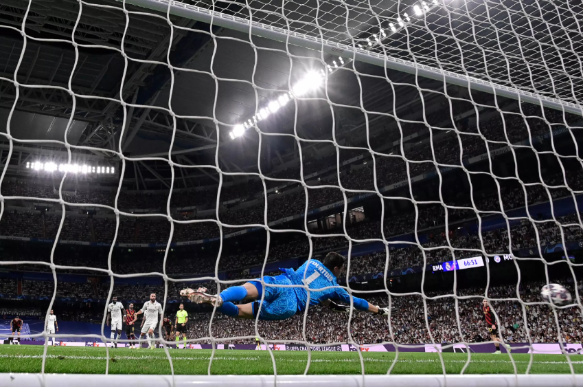 El centrocampista del Manchester City Kevin de Bruyne le marca el primer gol del equipo al portero del Real Madrid Thibaut Courtois en el partido de ida de semifinales de la Liga de Campeones, el 9 de mayo de 2023 en el estadio Santiago Bernabéu © Javier Soriano / AFP