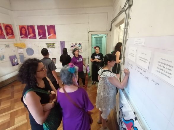 Exposición de afiches sobre las mujeres detenidas desaparecidas y fallecidas producto de las torturas, que pasaron por Londres 38.