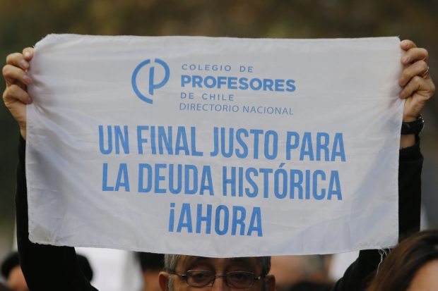 Santiago, 31 de mayo de 2023. En la jornada previa a la Cuenta Publica del Presidente de la Republica, el Colegio de Profesoras y Profesores se moviliza a nivel nacional demandando respuesta del Gobierno a sus demandas, que incluyen una Reparacion a la Deuda Historica, Bono de Retiro, Fin al Agobio Laboral Docente y un Plan Nacional para enfrentar la violencia escolarÓ. Dragomir Yankovic/Aton Chile