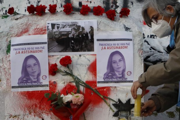 Santiago, 13 de mayo de 2022. Se realiza un velorio simbolico por la muerte de la periodista del Canal de TV comunitario La Victoria, Francisca Sandoval.   Dragomir Yankovic/Aton Chile