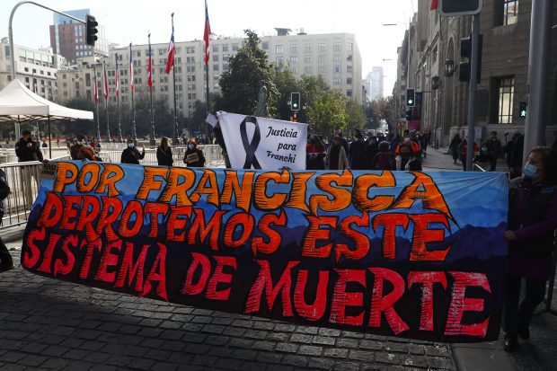 Santiago, 12 de julio de 2022. Realizan manifestaciones favor de la fotografa fallecida del canal de tv comunitario La Victoria, Francisca Sandoval; luego de que el presunto victimario fuese reformalizado por homicidio   Dragomir Yankovic/Aton Chile