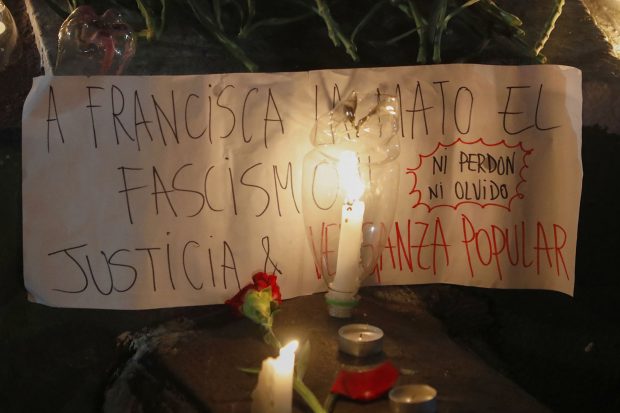 Santiago, 13 de mayo de 2022. Se realiza un velorio simbolico por la muerte de la periodista del Canal de TV comunitario La Victoria, Francisca Sandoval.   Dragomir Yankovic/Aton Chile