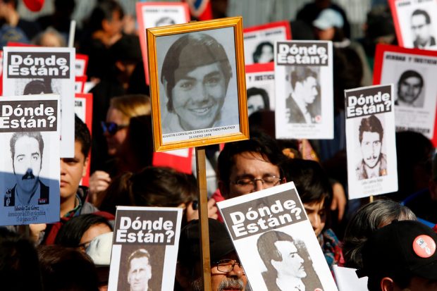 Fotografías de detenidos desaparecidos.