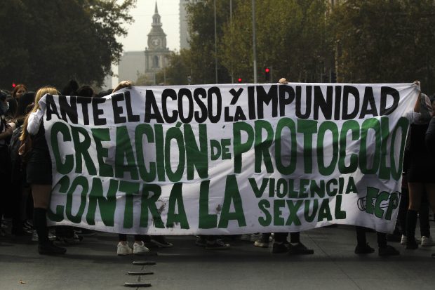 Santiago, 17 de marzo de 2022. Estudiantes secundarios de la region Metropolitana, se manifiestan en el frontis del Ministerio de Educacion, en rechazo a las amenazas de caracter sexual que habrian recibido alumnas de liceos municipales. Jonnathan Oyarzun/Aton Chile