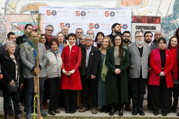 Santiago, 20 de Julio 2023. La Vicepresidenta de la Republica, Carolina Toha junto a los ministros de Agricultura, de las Culturas y representantes de la Corporacion 3 y 4 Alamos, y Red de Sitios de Memoria, encabeza la inauguración del proyecto conmemorativo “Arboles por la Memoria”, en el marco de los 50 años del Golpe del Estado. Javier Salvo/ Aton Chile