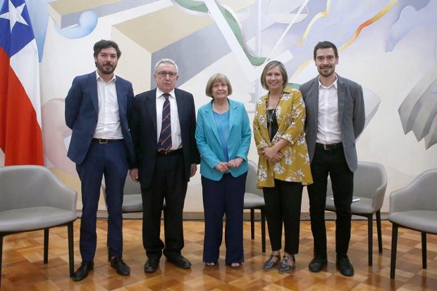 Los autores del libro (de izquierda a derecha), Yerko Montenegro, Ennio Vivaldi, María Olivia Mönckeberg, Alejandra Contreras y Roberto Flores, durante la presentación del libro realizada el pasado 11 de abril en la Casa Central de la U. de Chile.