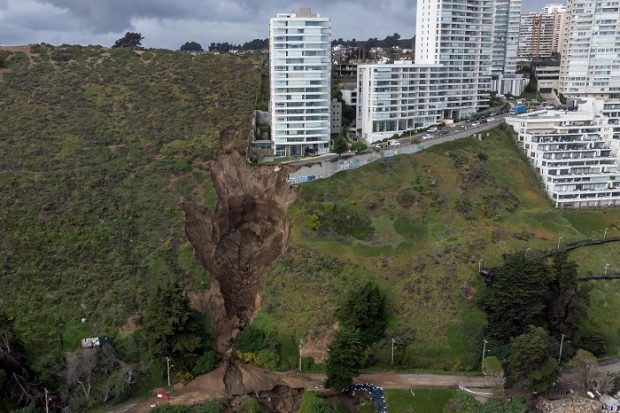 Vina del Mar, 23 de agosto de 2023 Deslizamiento de duna por el sistema frontal afecta a edificio Kandinsky ubicado en el sector dunas de Cochoa, provocando la evacuación preventiva de sus habitantes. Jose Veas/Aton Chile