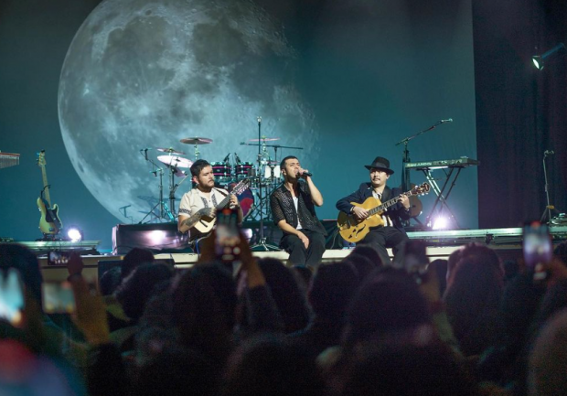 Gepe y su banda en el Teatro Cervantes de Valdivia.