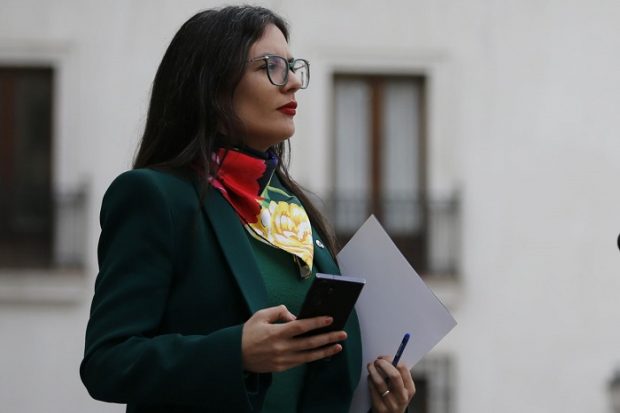 Santiago, 7 de agosto de 2023 La ministra vocera Camila Vallejo, camina hacia un punto de prensa Dragomir Yankovic/Aton Chile