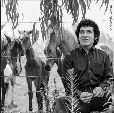 Víctor Jara, a través del lente de Antonio Larrea.
