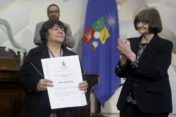 Rectora Rosa Devés hace entrega de la primera Medalla de Derechos Humanos y Democracia a Alicia Lira. Créditos: Comunicaciones Universidad de Chile