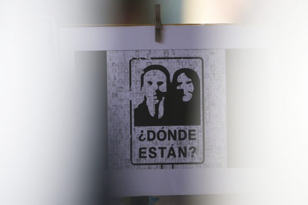 Santiago, 28 de enero de 2023. Ex prisioneros del Campo de Concentración de 3 y 4 Álamos, inician las actividades de conmemoración de los 50 años del golpe de Estado, en donde se realiza el 12° encuentro en el patio del lugar que sirvió como en centro de detención. Jonnathan Oyarzun/Aton Chile