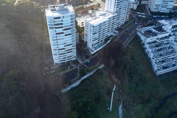 Viña del Mar, Reñaca. Lluvias provocan nuevo socavon a los pies del edificio Miramar ubicado al costado del edificio Kandinsky. 