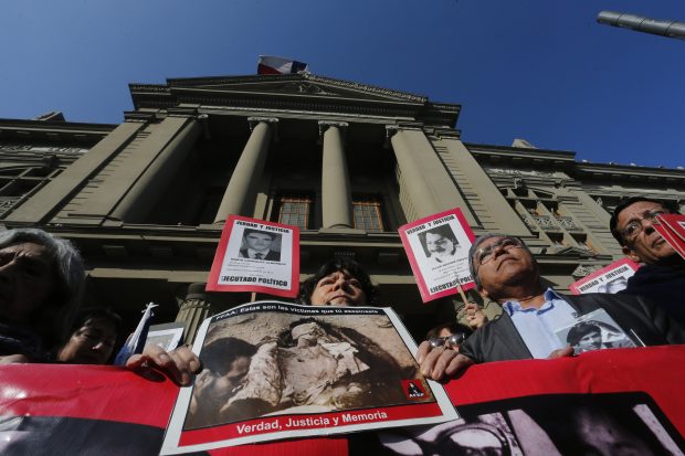 Santiago 13 agosto 2018 Agrupaciones de Derechos Humanos, encabezan manifestación pacífica frente a los Tribunales de Justicia, para expresar su total rechazo a los indultos otorgados a criminales de lesa humanidad detenidos en Punta Peuco. Marcelo Hernandez/Aton Chile