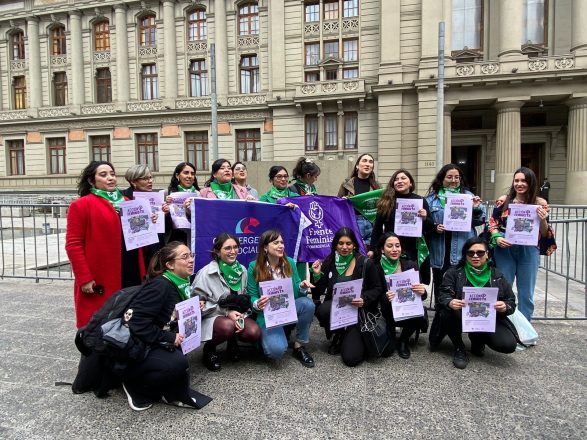 Parlamentarias y consejeras constitucionales realizan pañuelazo por el derecho a decidir frente al ex Congreso Nacional.