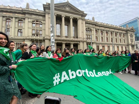 Frentes feministas de los partidos oficialistas realizan pañuelazo frente al ex Congreso Nacional.