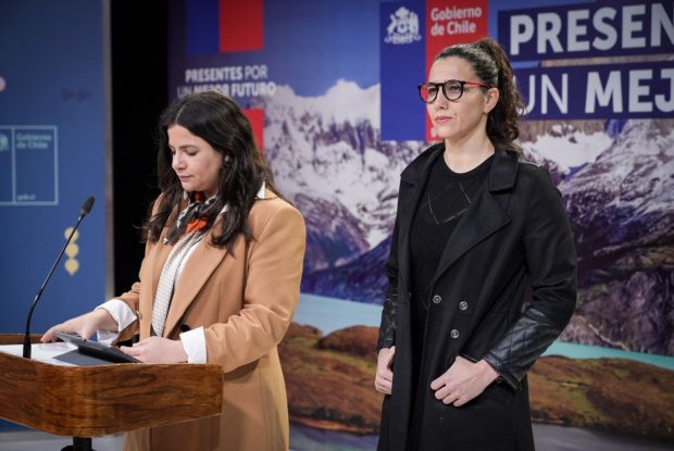 Ministra de la Mujer y Equidad de Género, Antonia Orellana y la subsecretaria de Salud Pública, Andrea Albagli.