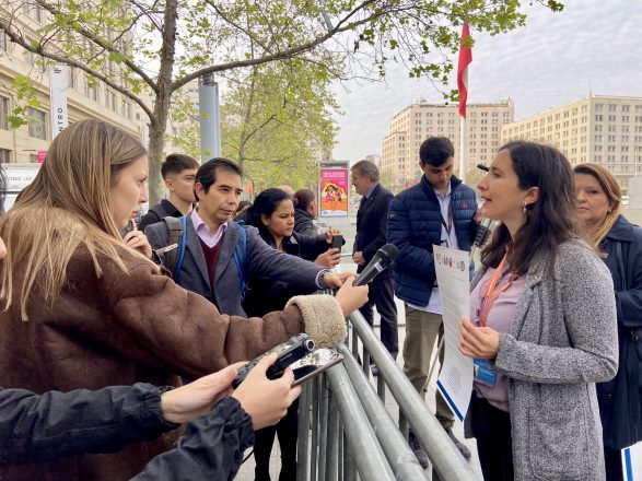 Presidenta del Consejo Regional de Santiago del Colegio Médico de Chile, Francisca Crispi, conversando con la prensa tras la entrega de la carta en La Moneda.