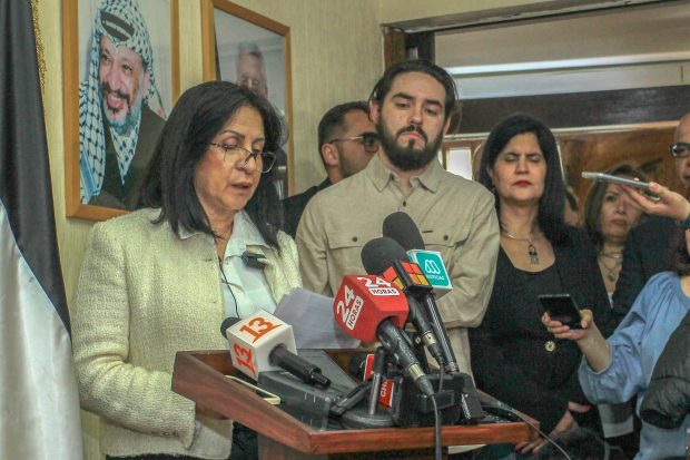 La embajadora del Estado de Palestina en Chile, Vera Baboun, habla con la prensa para referirse a la agresión israelí sobre la Franja de Gaza.
