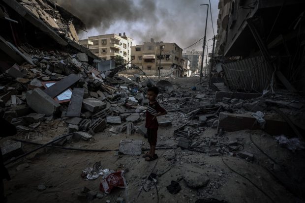 Niño palestino en medio de ruinas en la Franja de Gaza.