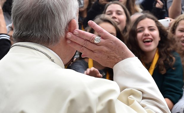 Papa Francisco escucha a los jóvenes.
