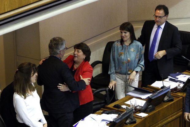 Valparaiso,26 de Agosto 2016.Senado aprobo nuevo sistema de eduacion piublica. El senado aprobo el proyecto de ley que crea el nuevo siste- ma de educacion publica.Se conto con la presencia de los mi- nistros de educacion,Adriana Delpiano,hacienda,Nicolas Eyzaguirre,de la segpres,Gabriel de la Fuente,y Paula Narva ez,de la secretaria general de gobierno. Fotos Claudio Bueno / Aton Chile