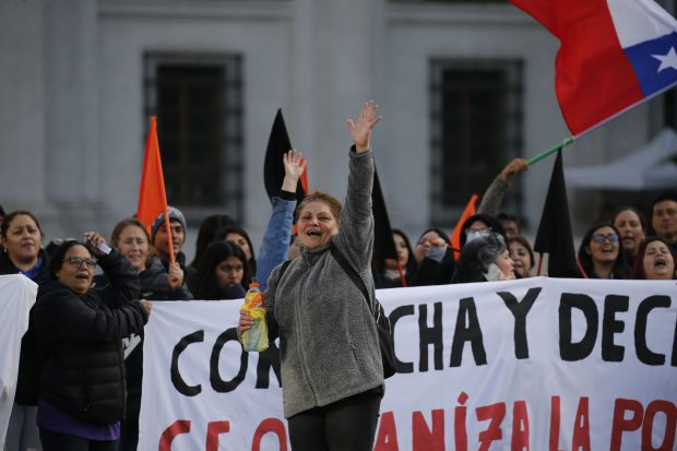 Santiago, 6 de noviembre de 2023 600 Familias del Movimiento Solidario Vida Digna protestan en La Moneda para denunciar que el Plan de Emergencia Habitacional del gobierno sigue fracasando por compromisos que no se concretan en materia de compra de terrenos, postulacion al subsidio y entrega de obras.; indica la convocatoria. Dragomir Yankovic/Aton Chile