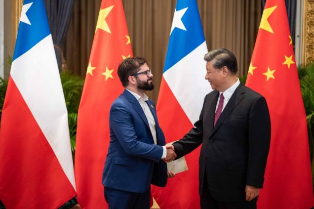 El presidente Gabriel Boric junto al presidente de la República popular China, Xi Jinping. 