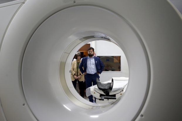 Presidente Gabriel Boric y Rectora de la Universidad de Chile, Rosa Devés, visitando las instalaciones del Hospital Clínico.