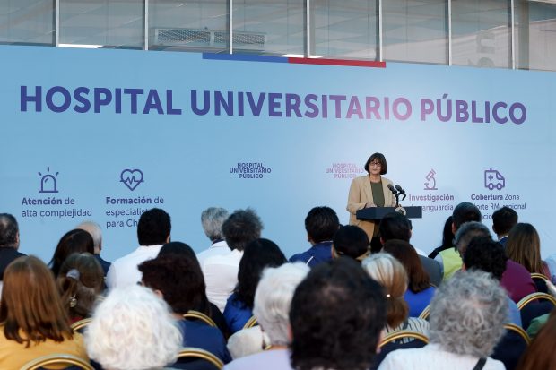 Rectora de la Universidad de Chile, Rosa Devés.