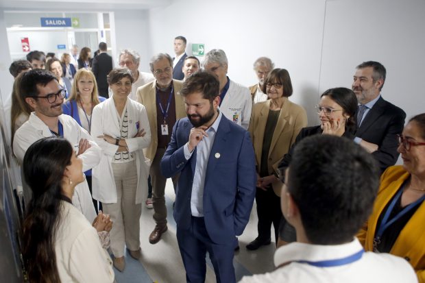 Presidente Gabriel Boric con funcionarios del Hospital Clínico de la Universidad de Chile.
