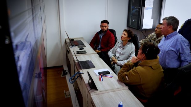 Autoridades de Gobierno al interior del primer Puesto de Observación Fronteriza.