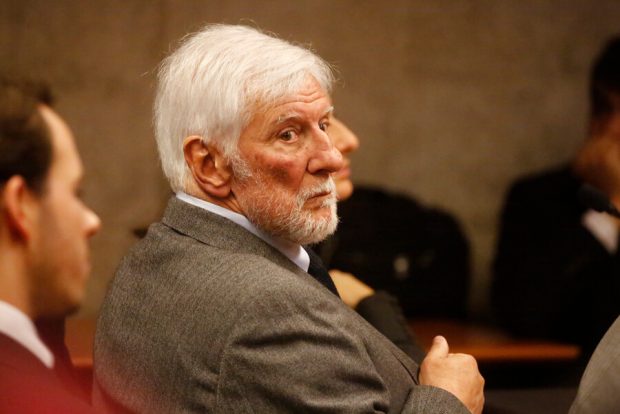 El exalcalde de Vitacura, Raúl Torrealba, siendo formalizado por fraude al fisco