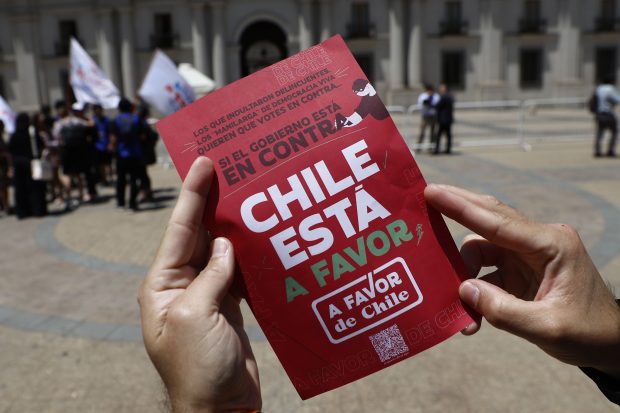 Santiago, 6 de diciembre de 2023 Realizan entrega de volantes con los puntos mas importantes de la propuesta constitucional, que reflejan los avances en materia de seguridad y derechos para las mujeres. Dragomir Yankovic/Aton Chile