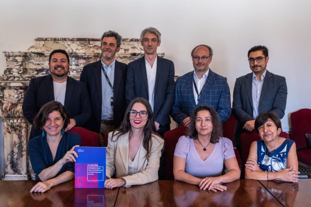 Ministras Etcheverry y Vallejo reciben informe final de la Comisión contra la Desinformación.