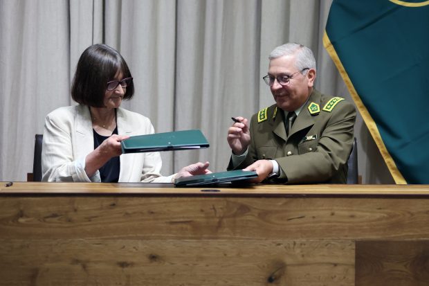 Rectora de la Universidad de Chile, Rosa Devés, y general director de Carabineros, Ricardo Yañez.