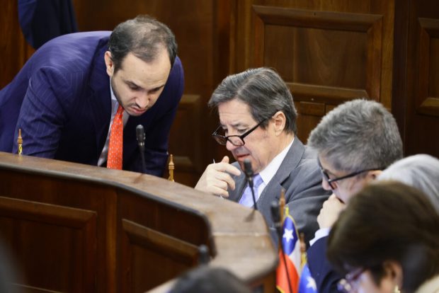 Consejero Edmundo Eluchans discute durante sesión plenaria contenido de la propuesta. Créditos: Proceso Constitucional 2023