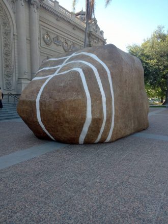 Roca Palabras Mayores, artista Enrique Matthey