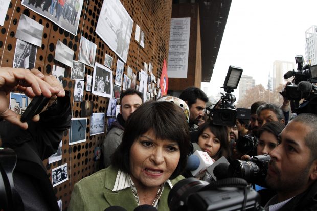 Caso quemados: Carmen Gloria Quintana realiza punto de prensa en el frontis del GAM.