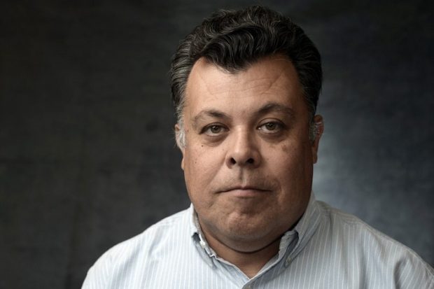 Foto de estudio del profesor Cristian Riesgo.