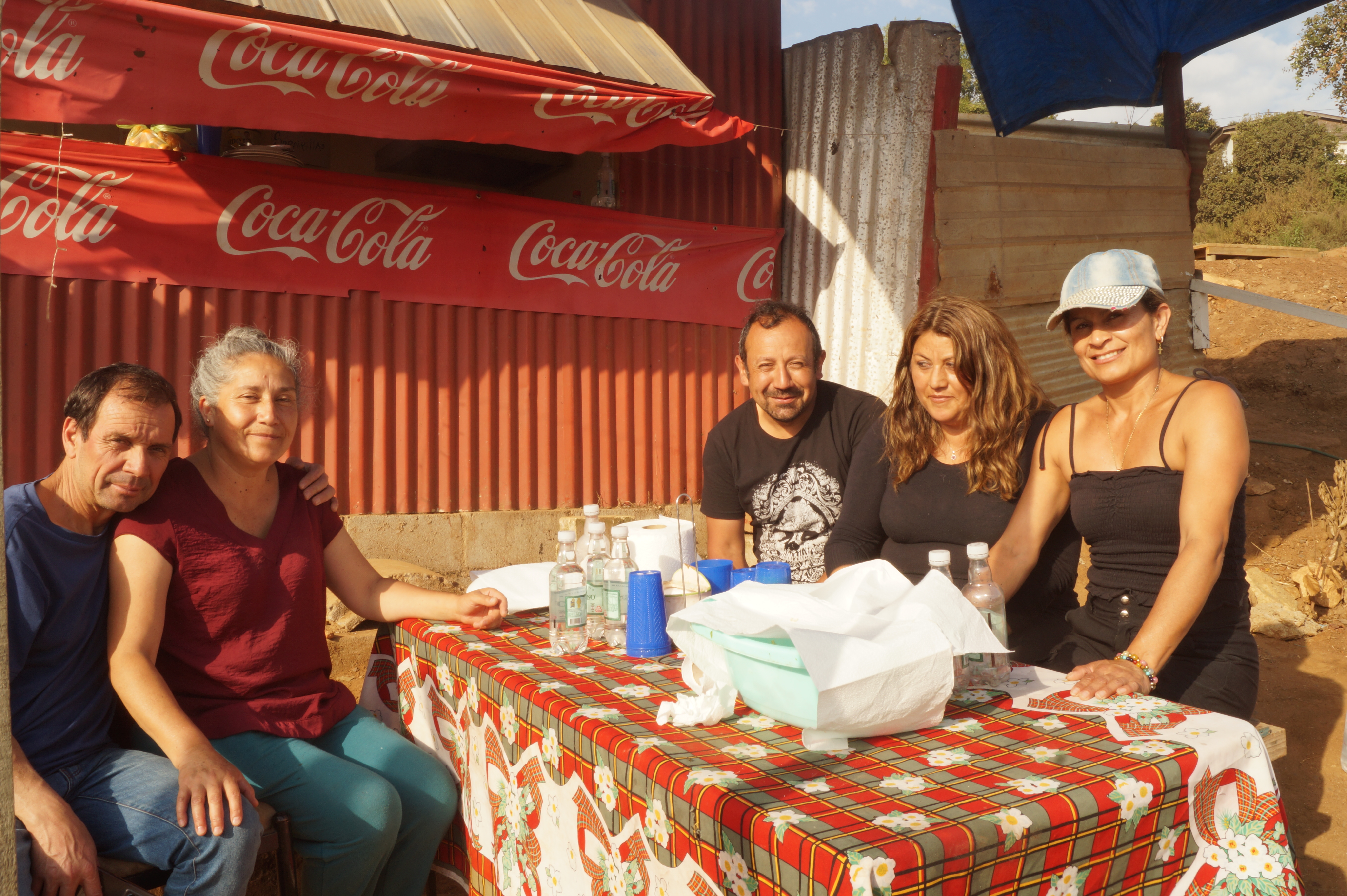 Lorena almorzando con las y los vecinos del sector