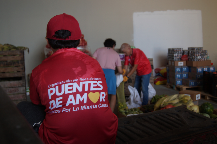 Organización Puentes de Amor cargando camión con mercadería