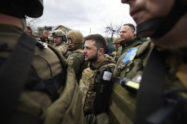 Varios soldados ucranianos caminan frente a un edificio derruido en un pueblo cercano a la línea de contacto, a 15 de febrero de 2022, en Marinka, Oblast de Donetsk (Ucrania). Casi 8 años después del comienzo de la guerra del Donbass (2014), en el este de Ucrania, una posible invasión rusa amenaza de nuevo la tranquilidad del país. 15 FEBRERO 2022;RUSIA;UCRANIA;PUTIN;TENSIONES Diego Herrera / Europa Press (Foto de ARCHIVO) 15/2/2022