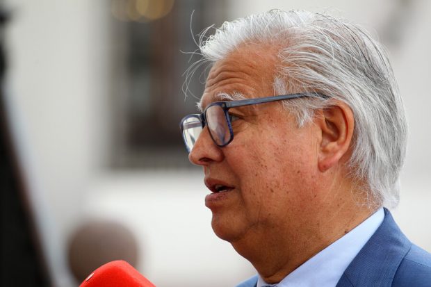Santiago, 16 octubre 2023. El senador Gastón Saavedra (PS) y el diputado Juan Santana (PS), integrantes de las Comisiones de Trabajo del Senado y de la Cámara respectivamente, asisten al Palacio de Gobierno a solicitar que se retome la tramitación de la reforma de pensiones para avanzar en la urgencia que tiene el entregar jubilaciones dignas a todos y todas los chilenos. Adrian Aylwin/Aton Chile
